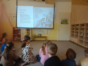grupa dzieci oglądająca prezentacje multimedialną "Chrzest Polski"