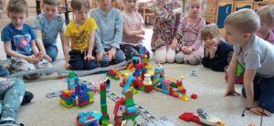 Dzieci obserwujące zbudowaną konstrukcję z klocków część konstrukcji z klocków LEGO® Education