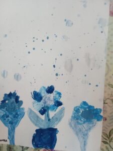 Trzy kwiaty namalowane niebieską farbą