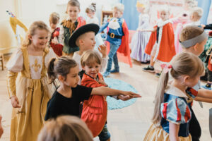 Dzieci wcielający się w rolę bohaterów z bajki Kopciuszek podczas tańca dworskiego