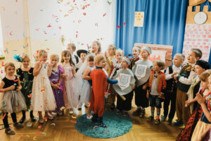 Dzieci wcielający się w rolę bohaterów z bajki Kopciuszek podczas ślubu