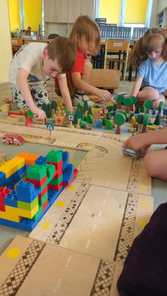 Dzieci budują makietę miasteczka drogowego