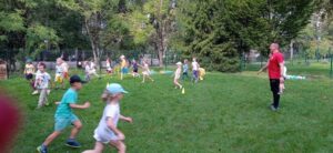 Dzieci biegające po boisku