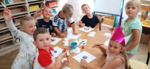Dzieci malujące farbami