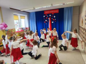 grupa dzieci tańcząca do muzyki patriotycznej