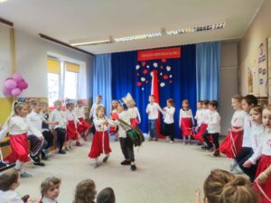grupa dzieci tańcząca do muzyki patriotycznej