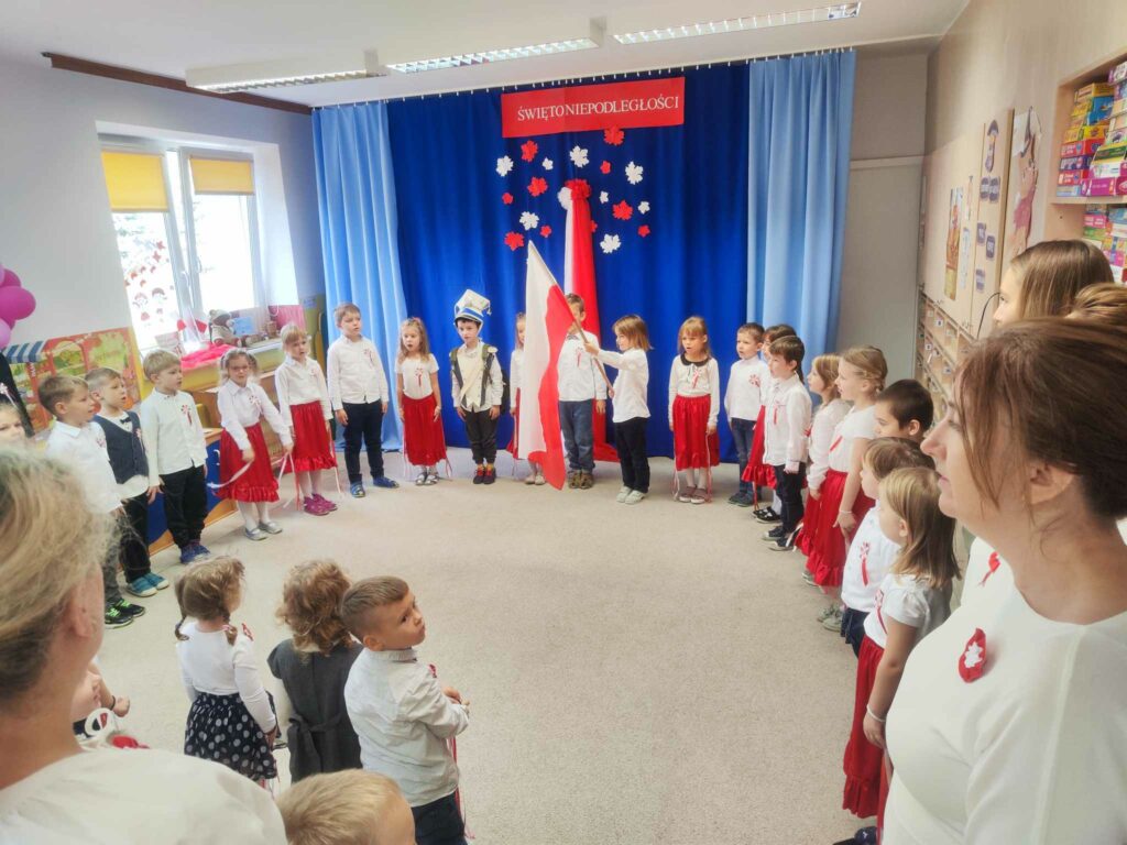 grupa przedszkolaków śpiewająca hymn Polski