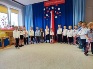 grupa dzieci mówiąca wiersz