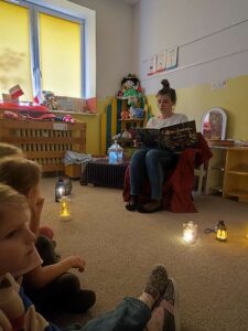 Nauczycielka czytająca legendę o św. Marcinie