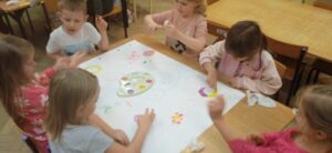 Dzieci malujące farbami.