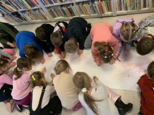 dzieci malujące kartkę papieru