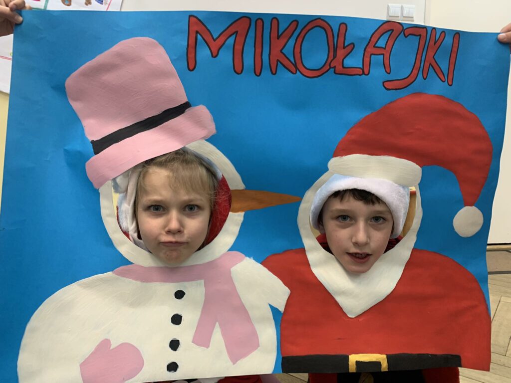 dwójka dzieci pozująca do zdjęcia w foto budce Mikołaja i bałwanka