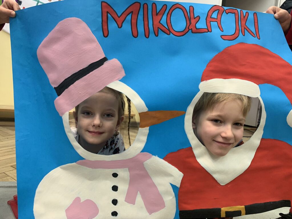 dwójka dzieci pozująca do zdjęcia w foto budce Mikołaja i bałwanka