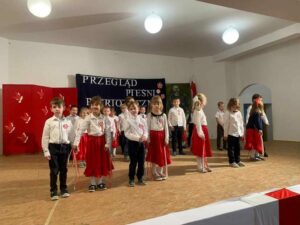 występ przedszkolaków na "Przeglądzie Pieśni Patriotycznej"