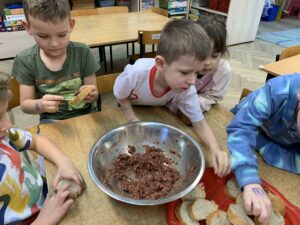grupa dzieci przygotowująca pastę z fasoli