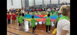 dzieci i nauczycielki podczas tanca z kolorowa chusta animacyjna
