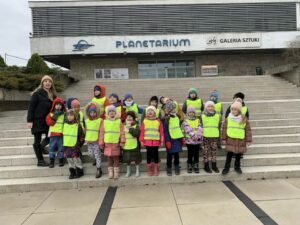 Grupa dzieci z nauczycielką przed Planetarium