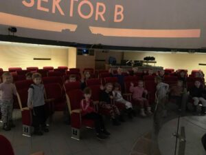 Dzieci w planetarium