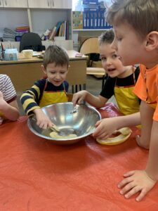 grupa dzieci przygotowująca ciasteczka