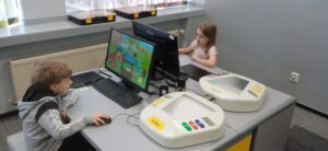 Dwoje dzieci pracuje na komuterze.