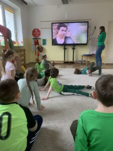 grupa dzieci oglądająca film o Zespole Downa