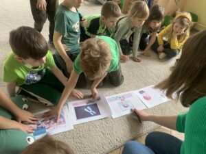 grupa dzieci układająca historyjkę obrazkową