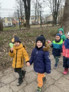 grupa dzieci podczas spaceru w parku