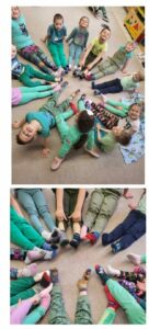 grupa dzieci ubrana na dywanie prezentująca kolorowe skarpetki