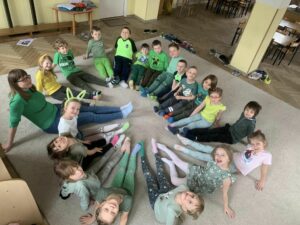grupa dzieci ubrana na dywanie prezentująca kolorowe skarpetki