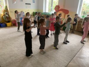 grupa dzieci tańcząca zumbę