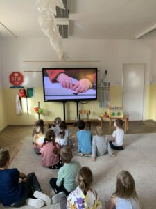 grupa dzieci oglądająca film o osobach niewidomych
