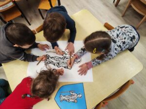 grupa dzieci malująca herb miasta Olsztyn