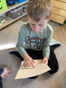 chłopiec czytający alfabetem Braille’a