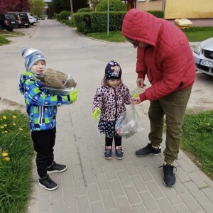 chłopiec i dziewczynka zbierający śmieci