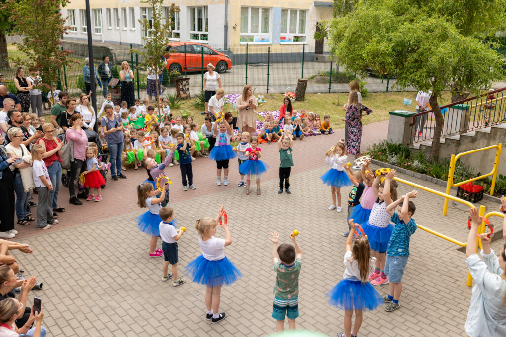 grupa dzieci podczas gry na instrumentach