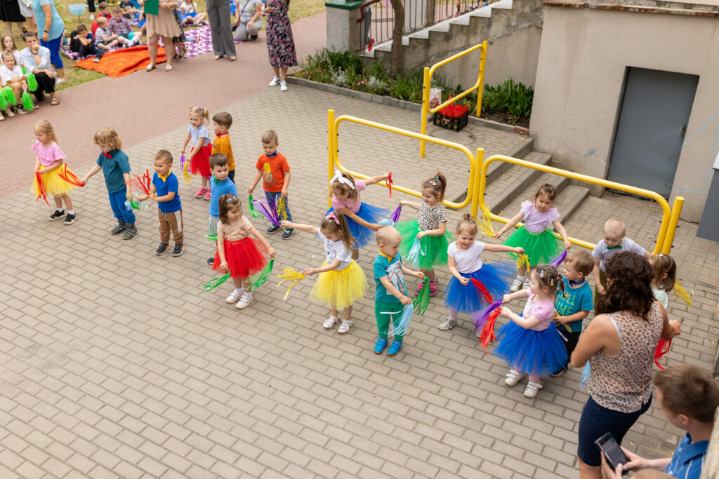 grupa dzieci podczas tańca