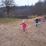 Dzieci przechodzą drogą, która jest zrobiona z liny