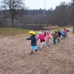 Dzieci przechodzą drogą, która jest zrobiona z liny