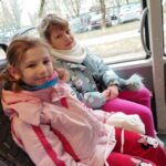Dwie dziewczynki jada autobusem miejskim