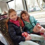 Dwie dziewczynki jadą autobusem do przedszkola Miejskiego nr 2