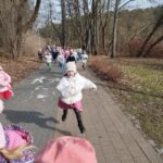 Dzieci biegną na kolejną stację nad jeziorem Długim