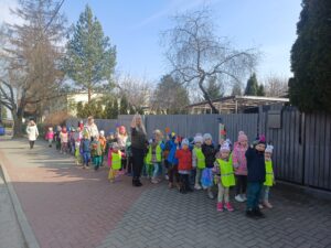 przemarsz dzieci ulicami osiedla