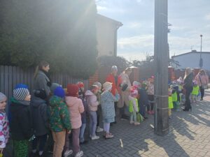 przemarsz dzieci ulicami osiedla