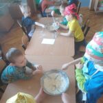 dzieci robią ciasto na mazurka