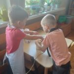 dzieci robią ciasto na mazurka