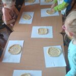 dzieci robią ciasto na mazurka