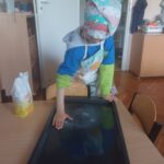 dzieci robią ciasto na mazurka