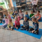 dzieci w bibliotece