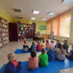 dzieci w bibliotece