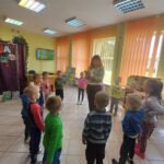 dzieci w bibliotece